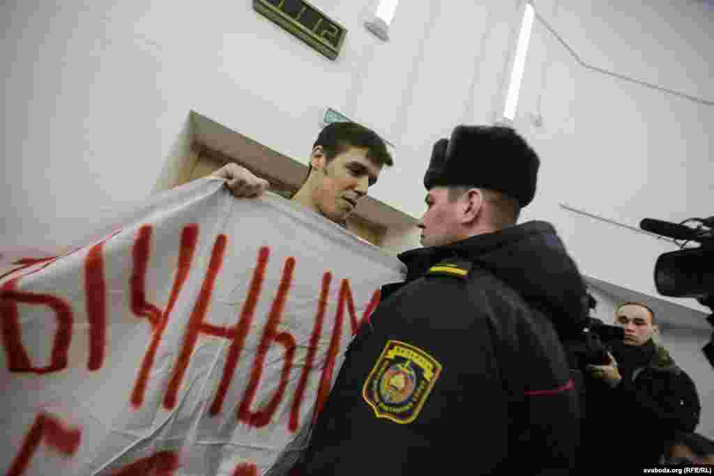 Іх гвалтам вывелі з суду
