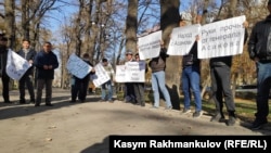Курсан Асановдун тарапкерлери Бишкекте, Улуттук коопсуздук боюнча мамлекеттик комитетинин имаратынын алдында митингге чыгышты. 31-октябрь, 2020-жыл.
