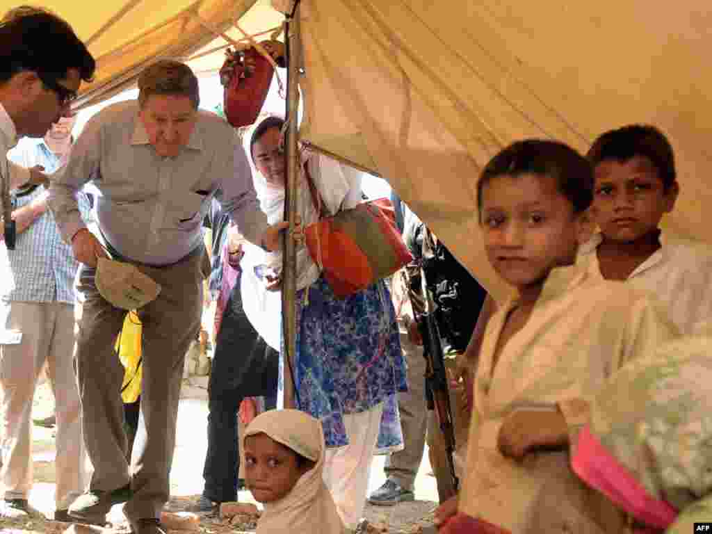 Richard Holbrooke u izbjegličkom šatoru u Pakistanu, 4. juni 2009. godine