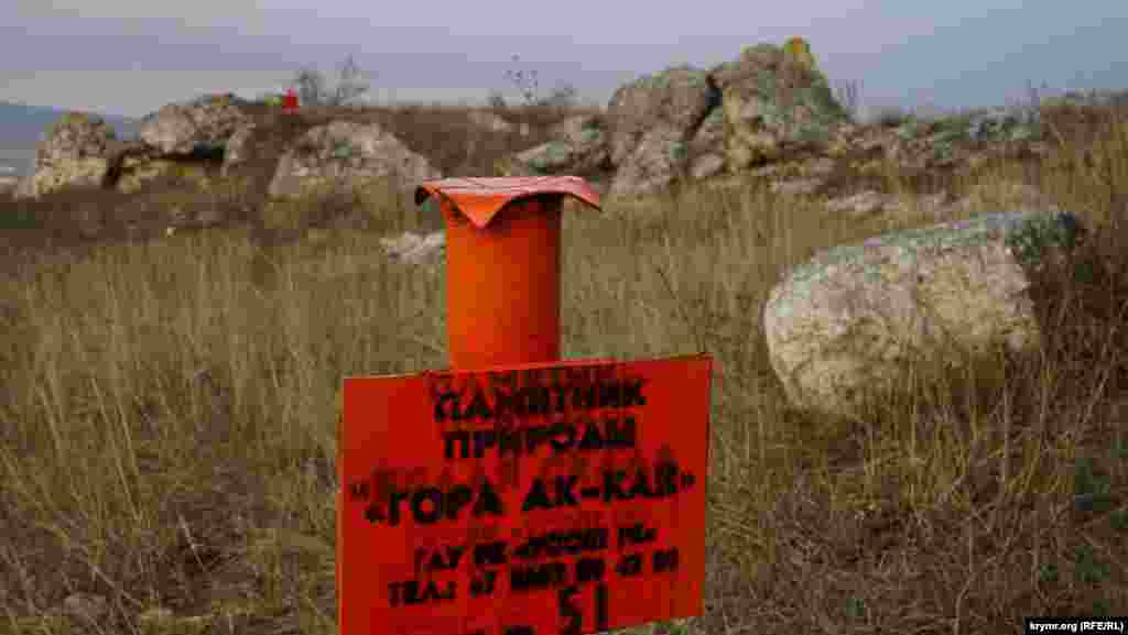 В 2017 году знаменитое плато по периметру «обложили» вот такими металлическими табличками