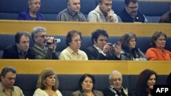 Коноктор Швеция парламентиндеги "армян геноциди" боюнча өтүп жаткан талкууну тамаша кылып отурушат. 11-март 2010