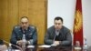 Садыр Жапаров жана Улан Ниязбеков. Ниязбековду министрдин милдетин аткаруучу катары ИИМдин жамааты менен тааныштыруу учуру. 11-октябрь, 2020-жыл.