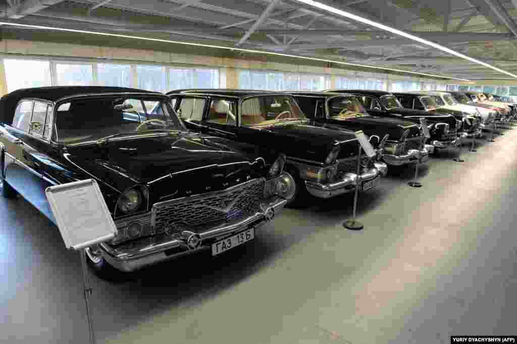 Mașini de fabricație sovietică din hangarul în care era ținută colecția lui Ianukovici. Experții spun că această colecție, de aproximativ 70 de autovehicule, valora în jur de 4 milioane de dolari.