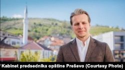 Šćiprim Arifi u intervjuu za Radio Slobodna Evropa (RSE) ocenjuje da se Albancima oduzima pravo da budu legitimni građani Srbije i dodaje da se time briše njihova istorija.
