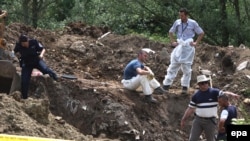 Ekshumacija masovne grobnice kod Gnjilana u julu 2010. godine.