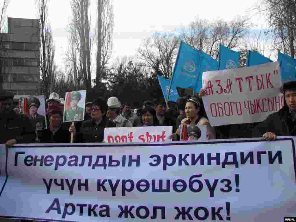 Курултай өтүп жаткан жерге жети боз үй тигилди. Бул өлкөнүн жети облусунун өкүлдөрүнө арналып тигилген боз үйлөр.