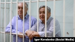 Өмүрбек Текебаев менен Дүйшөнкул Чотонов.