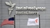 Штаб-квартира Радио Свободная Европа/Радио Свобода с флагами США, RFE/RL и Чешской Республики в Праге. Иллюстративное фото