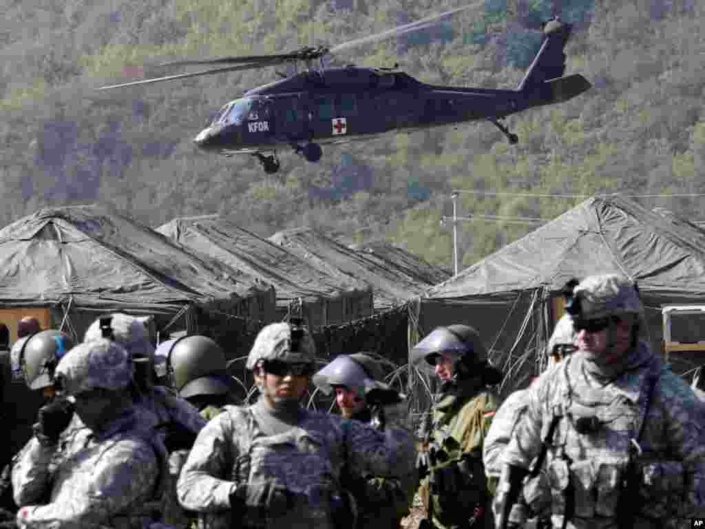 Američke i njemačke snage na graničnom prelazu Jarinje, 27.09.2011. Foto: AP