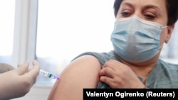 Украин аял индиялык "Covishield" вакцинасы менен эмделүүдө. Бул вакцина Оксфорд университети менен AstraZeneca компаниясы биргелешип өндүргөн вакцинага негизделген. Киев шаары. 2021-жылдын 5-марты.