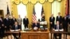 Američki predsjednik Donald Trump govori prije nego što su kosovski premijer Avdullah Hoti (D) i predsjednik Srbije Aleksandar Vučić (L) potpisali sporazum o otvaranju ekonomskih odnosa, u Ovalnom uredu Bijele kuće u Washingtonu, 4. septembra 2020.