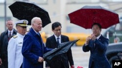 Predsjednik SAD-a Joe Biden nakon iskrcavanja iz Air Force One Marine Corps Iwakuni u Iwakuni, Japan, četvrtak, 18. maja 2023. Biden je stigao u Japan kako bi prisustvovao samitu G-7 u Hirošimi.