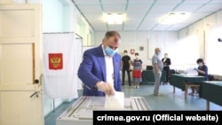 Спикер российского парламента Крыма Владимир Константинов на голосовании за поправки в конституцию России 