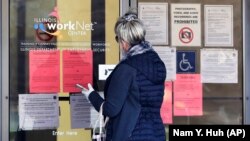 Жінка перед входом до Департаменту гарантування зайнятості в Іллінойсі, 9 квітня 2020 року