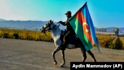 Azerbejdžanski vojnik nosi nacionalnu zastavu 