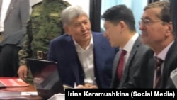 Алмазбек Атамбаев сот залында. Архивдик сүрөт.