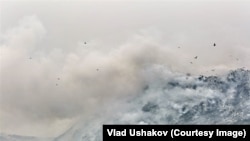 Өрттөнүп жаткан таштанды талаасы.