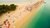 Boljani na Zlatnom ratu su šarenim ručnicima za plažu napisali veliko „Zauzeto!“, kao poruku onima koji žele po partijskoj liniji poklanjati njihovo obiteljsko srebro