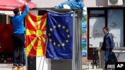Знамето на Северна Македония до това на ЕС