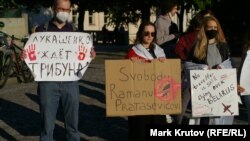 "Лукашенко го чака трибунал", пише на левия плакат. Демонстрацията беше проведена пред посолството на Беларус в Прага, след като стана ясно за отвлечения самолет.