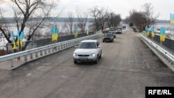 Відновлений міст у Сіверську, архівне фото, 2016 рік
