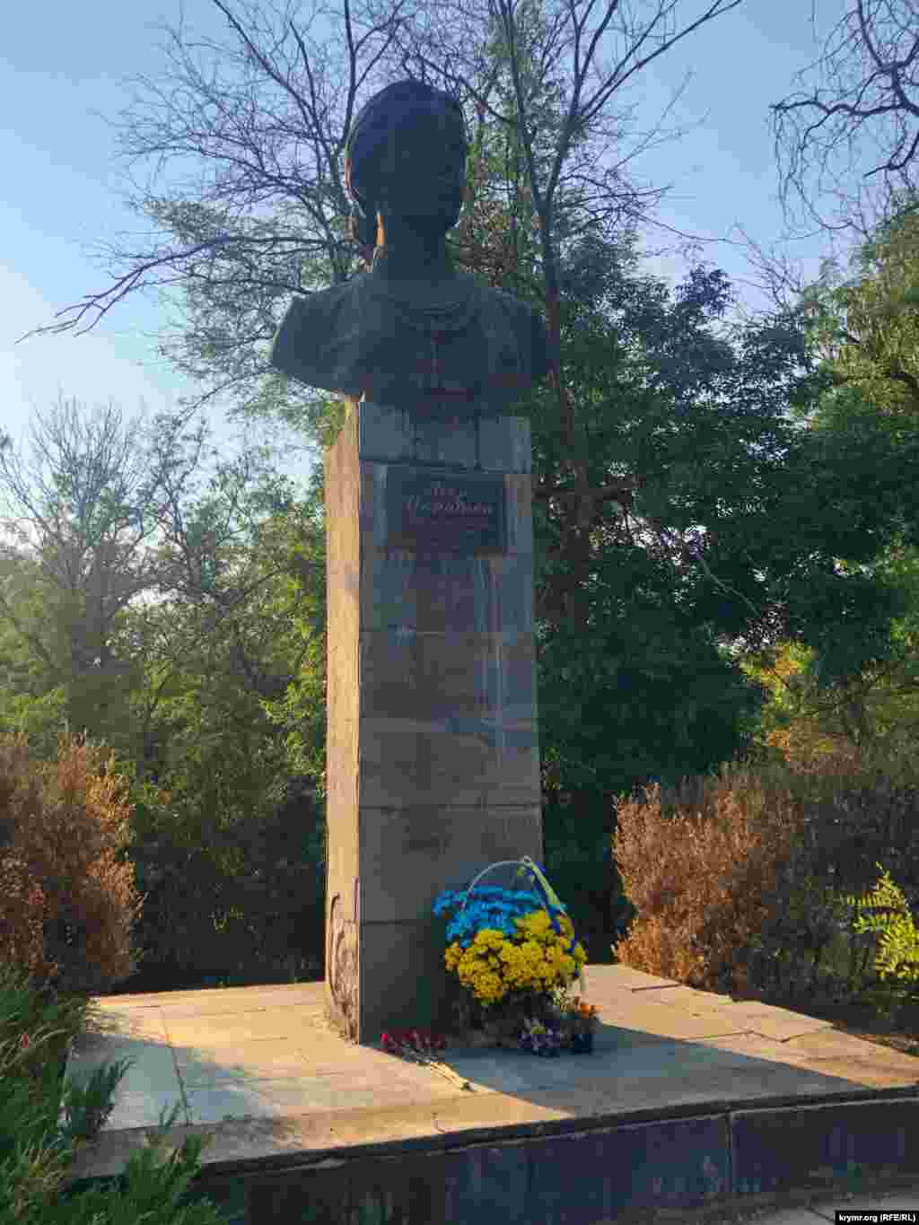 В Саках к памятнику Леси Украинки возложили корзинку цветов в сине-желтых тонах, 24 августа 2021 года 
