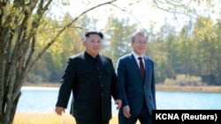 Лидерът на КНДР Ким Чен Ун и президентът на Южна Корея Мун Дже-Ин сe обявиха за поднояваването на официалната комуникация между двете страни