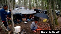 Migranti pod vedrim nebom u šumi nedaleko od Velike Kladuše. Zabilježeno 25. septembra 2020.