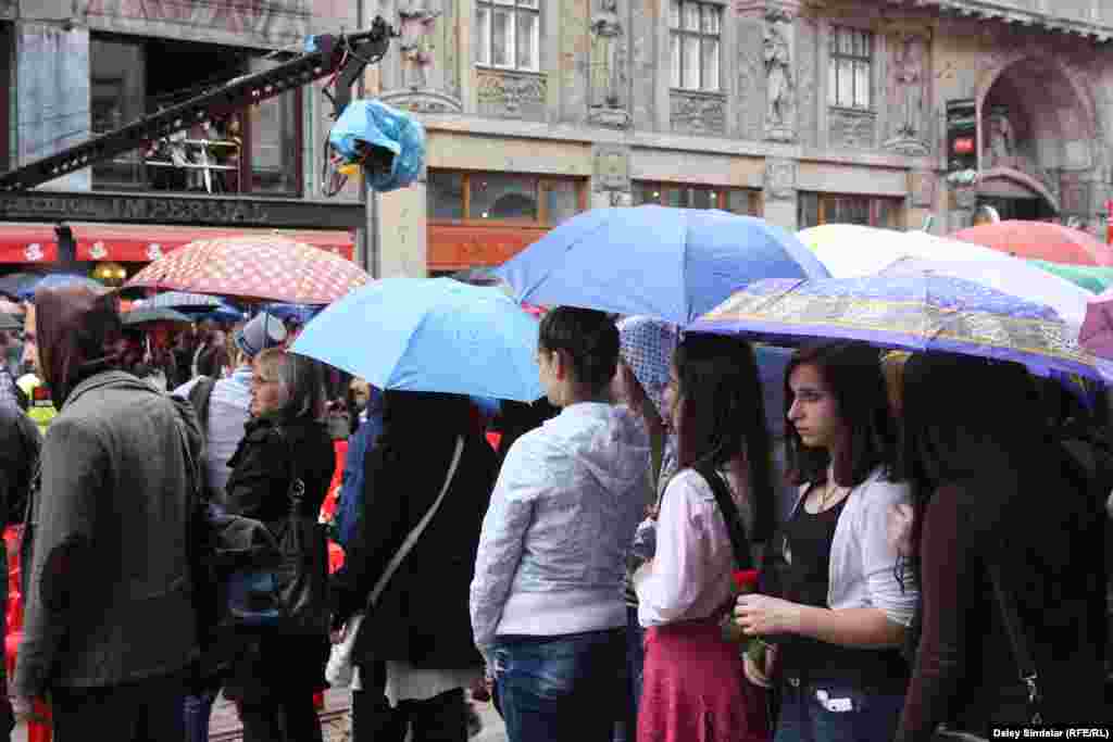 A light rain fell as thousands of Sarajevans gathered on the city’s central Titova Street for the “Red Line Sarajevo” commemoration.