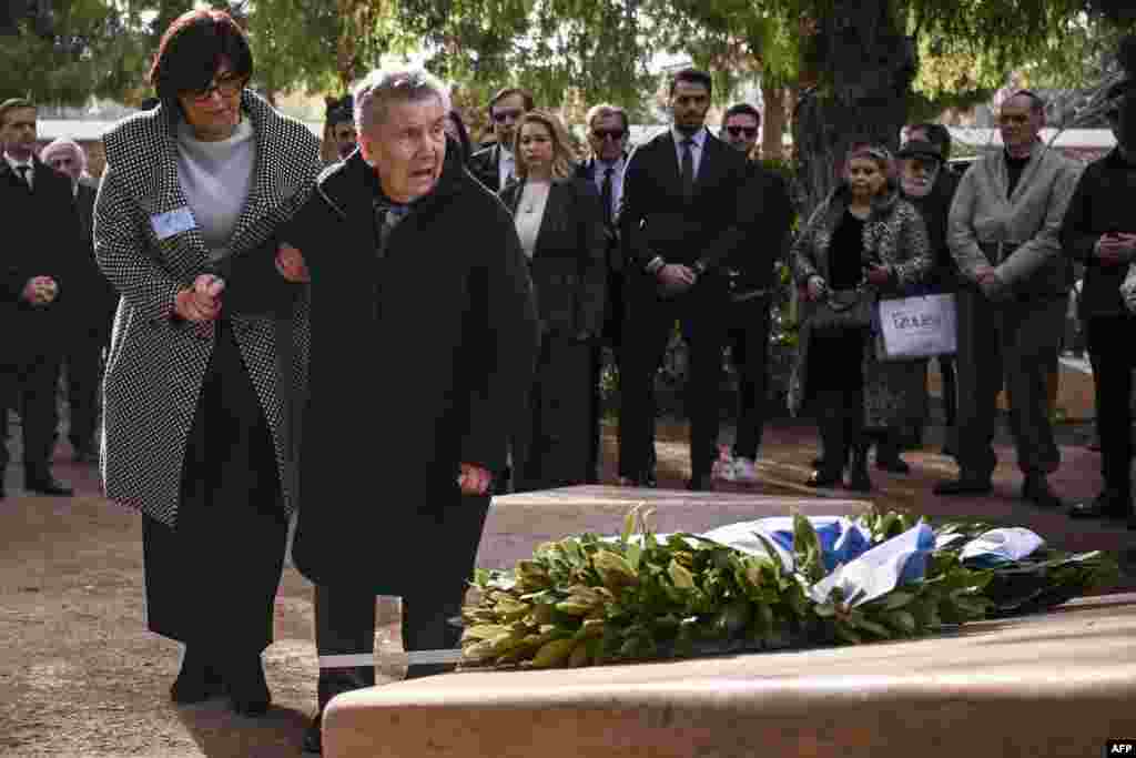 Supraviețuitor al Holocaustului Naki Bega, în vârstă de 96 de ani, aduce un omagiu la memorialul evreilor victimelor Holocaustului, la Atena, pe 27 ianuarie 2025, când națiunile marchează cea de-a 80-a comemorare a eliberării lagărului de exterminare de la Auschwitz din Polonia. 