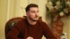 «Слуга народу» Павло Халімон вийшов на пресконференцію у Києві, де поскаржився на «тренд «полювання» на «слуг народу»