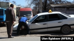 Жолдо бузулган автоунаа. Бишкек, Кыргызстан. (Архивдик сүрөт)