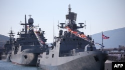 Новороссийск портундагы Деңиз-аскер күчтөр күнүнө арналган иш-чарага катышып жаткан аскердик кемелер. 30-июль, 2023-жыл. Архивдеги сүрөт.
