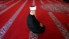 Reisu-l-ulema Islamske zajednice u BiH Husein ef. Kavazović moli se sam u džamiji Gazi Husrev-begovoj džamiji u Sarajevu 24. aprila.
