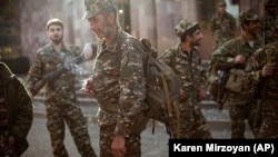 Separatiștii armeni se luptă cu forțele azere în enclava Nagorno-Karabah, unde un conflict înghețat din anii 90 a reizbucnit cu violență.