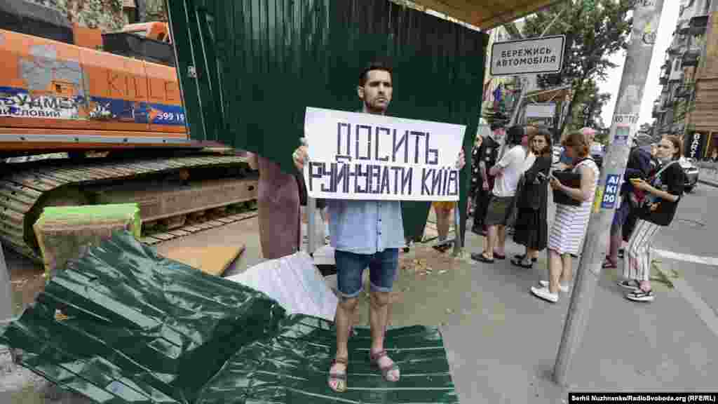 Останнім часом там розташовувався супермаркет, але він з'їхав деякий час тому