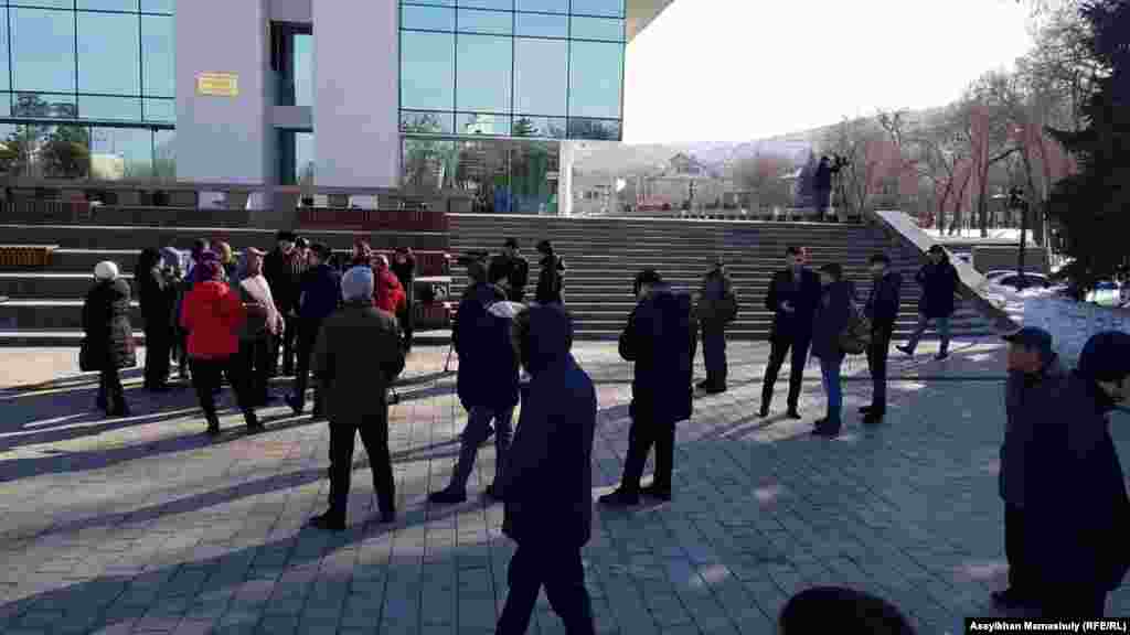 Десятки людей у Дворца Республики в Алматы сообщили, что не смогли попасть на отчетную встречу с акимом Бауыржаном Байбеком. Они говорят, что "несмотря на то, что пришли сюда пораньше, в здание людей запускали по списку". 