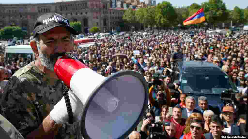 «Оксамитова революція» у Вірменії: лідер протестів і майбутній прем'єр Нікол Пашинян виступає перед людьми. У 2018 році у Вірменії почалися масові протести, які закінчилися зміною влади. Їхньою причиною стала конституційна реформа, яку ініціював колишній президент Серж Сарґсян, щоб зберегти свою посаду. Коли Сарґсян офіційно оголосив про свої наміри, десятки тисяч людей вийшли на вулиці. На 11-й день демонстрацій Сарґсян пішов у відставку, а Пашинян незабаром був обраний новим прем'єром Вірменії