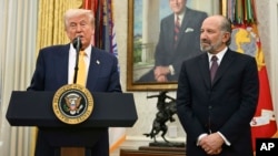Predsednik SAD Donald Tramp i ministar trgovine Hauvard Lutnik, 21. februar 2025.