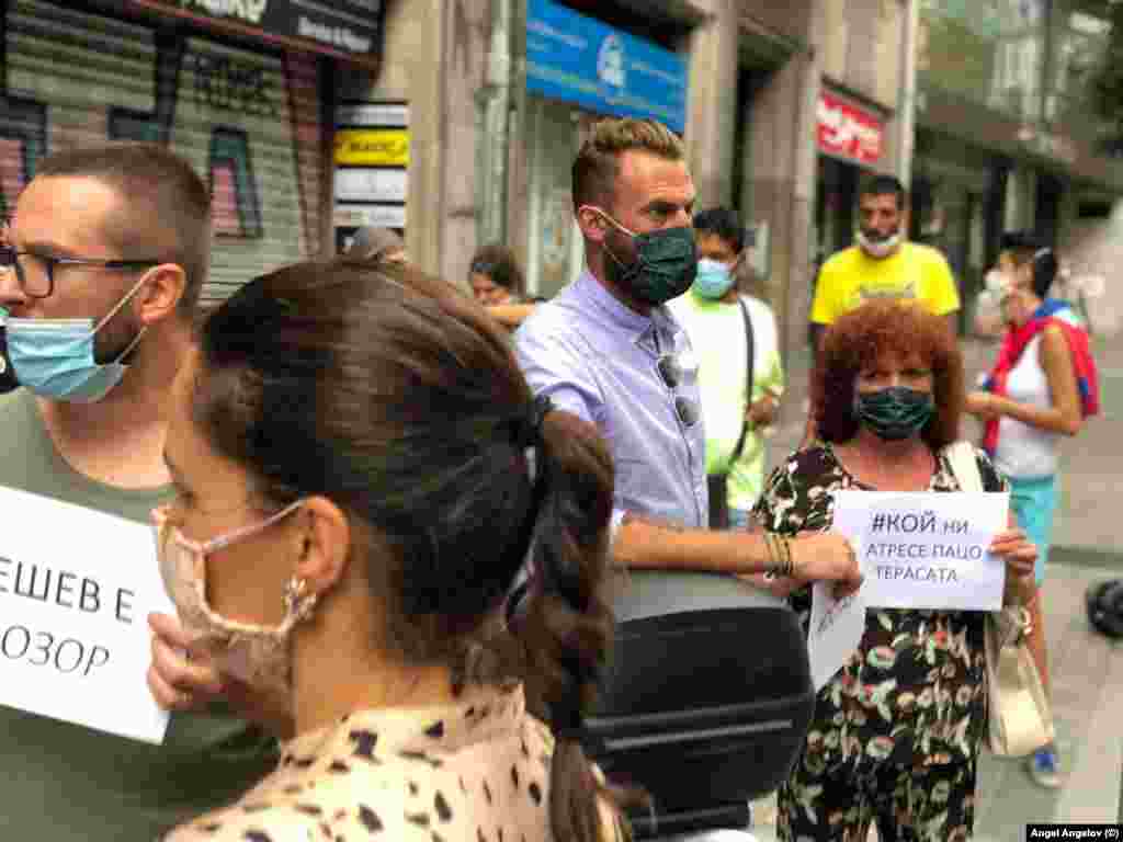 Протестиращите в Барселона носеха плакати с въпроса "Кой ни натресе Пацо Терасата?". Става дума за Пламен Георгиев, бившият председател на антикорупционната комисия, който беше отстранен от длъжността след скандалите "Апартаментгейт" и беше назначен за консул в Барселона.