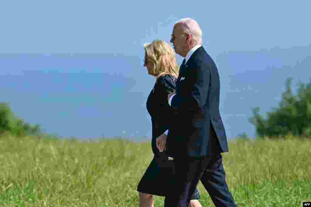 Președintele SUA, Joe Biden, și soția lui, Jill Biden, au ajuns joi dimineață (6 iunie) cu elicopterul la Colleville-sur-Mer, deasupra plajei Omaha, unde se află Memorialul American al Debarcării din Normandia. În declarațiile dinaintea vizitei, Biden a spus că lumea se află din nou la un moment de cotitură, sub spectrul războiului, din cauza invaziei rusești în Ucraina. Președintele rus, Vladimir Putin, nu a fost invitat la ceremoniile din Franța. Biden urma, în schimb, să se întâlnească cu președintele Ucrainei, Volodimir Zelenski. 