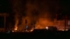 În imagine, echipele de intervenție lucrează la stingerea focului în urma incendiilor provocate de atacul cu drone lansat în Harkov de forțele rusești în noaptea de vineri spre sâmbătă.