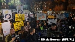 Detalj sa protesta ispred Gimnazije u Podgorici zbog toga što je profesor te škole Radoman Čečović seksualno uznemiravao bivšu učenicu Saru Vujisić. Podgorica, 13. decembar 2024.