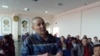 Рабочий «Эмбамунайгаза» Конысбай Оразов выступает с требованиями на собрании. Прорва, 23 апреля 2010 года. 