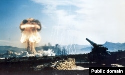 Испытание американского ядерного артиллерийского снаряда в Неваде в 1953 году. Это одна из немногих существующих фотографий испытания тактического ядерного оружия