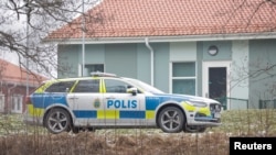 Policijsko auto u krugu škole Risbergska, 4. februar 2025.