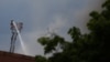 Pompierii folosesc o unitate de stingere cu telecomandă după ce un incendiu a izbucnit la o fabrică de metale din Berlin