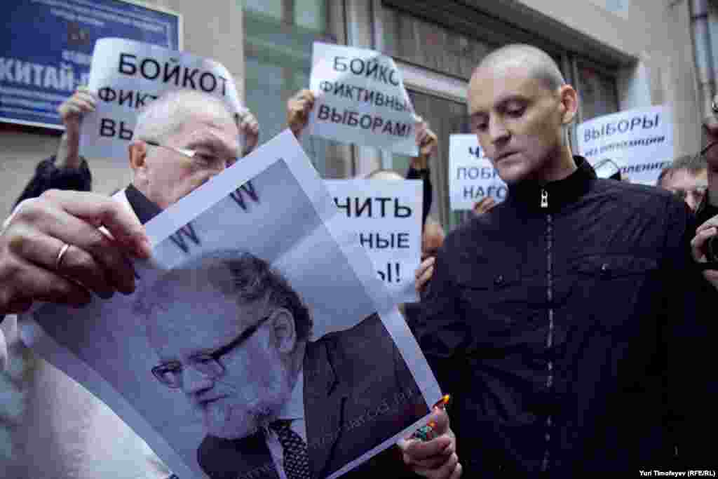 Основной темой акции было требование к председателю Центризбиркома Владимиру Чурову выполнить обещание, данное на прошлых выборах, и побриться наголо.