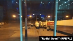 Ба мусофирон иҷозаи берун шудан аз ҳавопайморо надодаанд