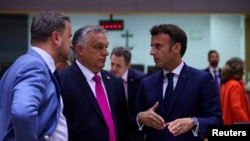 Liderii europeni au încercat timp de o lună să îl convingă pe Viktor Orbán (centru) să accepte renunțarea la petrolul rusesc. Acesta a obținut o excepție. În imagine, alături de președintele Franței (dreapta), Emmanuel Macron, 30 mai 2022, Bruxelles.